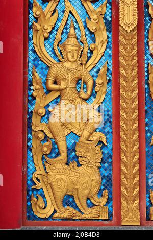Golden ha voluto Angelo nel tempio thailandese Windows Foto Stock