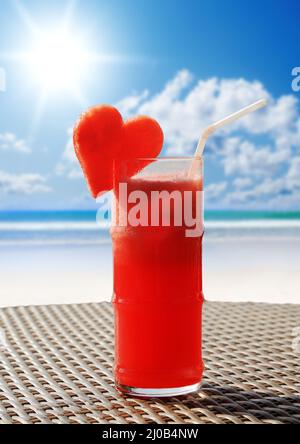 Cocktail di frutta su un tavolo in spiaggia Foto Stock