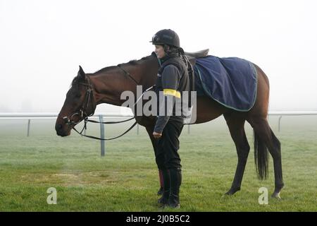 Jockey Rachael Blackmore e Un Plus Tard sulle galoppe durante il quarto giorno del Cheltenham Festival all'ippodromo di Cheltenham. Data foto: Venerdì 18 marzo 2022. Foto Stock