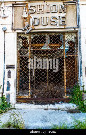 Il distretto di Varosha (Kapalı Maraş) a Famagosta (Cipro) era tra il 1970 e il 1974 una delle destinazioni turistiche più popolari del mondo. I suoi abitanti grecociprioti fuggirono durante l'invasione turca di Cipro nel 1974, quando la città di Famagosta venne sotto il controllo turco. Da allora è rimasta abbandonata e gli edifici sono decaditi. Foto Stock