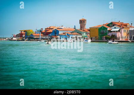 Bellissima piccola isola con il porto di Burano vicino a Venezia Italia. Foto Stock