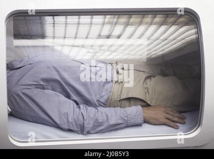 Paziente maschio in camera iperbarica di ossigeno HBOT Foto Stock
