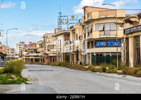 Il distretto di Varosha (Kapalı Maraş) a Famagosta (Cipro) fu tra il 1970 e il 1974 una delle destinazioni turistiche più popolari al mondo. I suoi abitanti greco-ciprioti fuggirono durante l'invasione turca di Cipro nel 1974, quando la città di Famagosta passò sotto il controllo turco. Da allora è rimasto abbandonato e gli edifici sono decaduti. La maggior parte degli abitanti originari di Varosha (e dei loro diretti discendenti) vive ora a sud della zona cuscinetto delle Nazioni Unite di Cipro. Queste famiglie sono ancora i legittimi proprietari di proprietà a Varosha, ma mentre la città è combattuta, non possono rivendicarla. E poi, molti Foto Stock