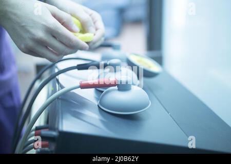 Elettrostimolazione usata per trattare il dolore Foto Stock