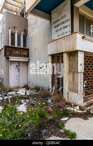 Il distretto di Varosha (Kapalı Maraş) a Famagosta (Cipro) era tra il 1970 e il 1974 una delle destinazioni turistiche più popolari del mondo. I suoi abitanti grecociprioti fuggirono durante l'invasione turca di Cipro nel 1974, quando la città di Famagosta venne sotto il controllo turco. Da allora è rimasta abbandonata e gli edifici sono decaditi. Foto Stock