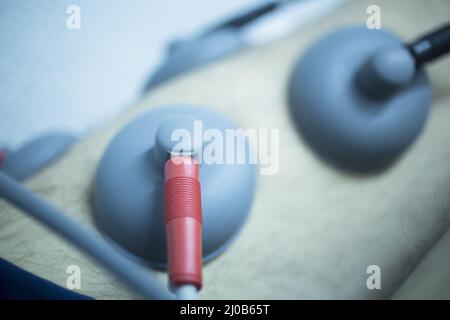 Elettrostimolazione usata per trattare il dolore Foto Stock