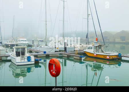 Mattina di nebbia al Porto di Shoreham a Southwick, West Sussex, Inghilterra. Foto Stock