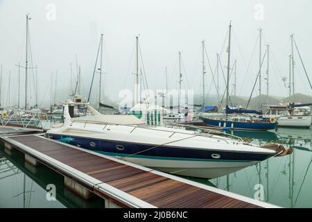 Mattina di nebbia al Porto di Shoreham, Southwick, West Sussex, Inghilterra. Foto Stock