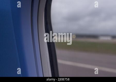 Finestra dell'aeroplano che guarda verso l'esterno Foto Stock