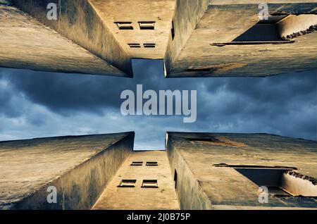 due edifici e il cielo tra loro Foto Stock