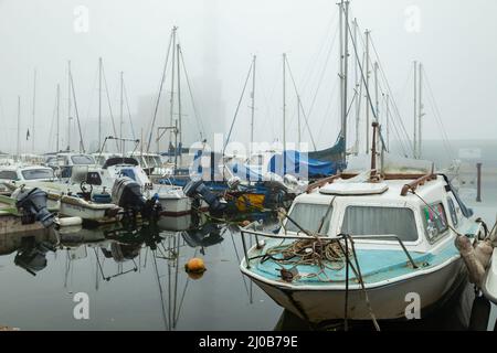 Mattina di nebbia al Porto di Shoreham, Sussex occidentale, Inghilterra. Foto Stock