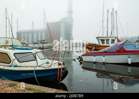 Mattina di nebbia al Porto di Shoreham, Southwick, West Sussex, Inghilterra. Foto Stock