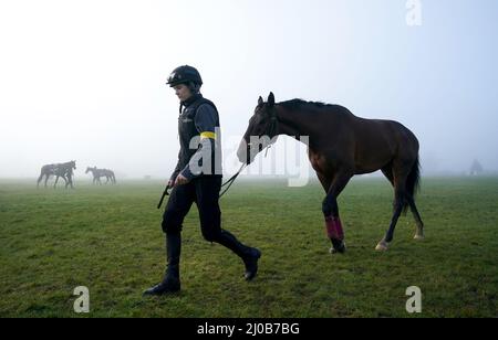 Jockey Rachael Blackmore e Un Plus Tard sulle galoppe durante il quarto giorno del Cheltenham Festival all'ippodromo di Cheltenham. Data foto: Venerdì 18 marzo 2022. Foto Stock