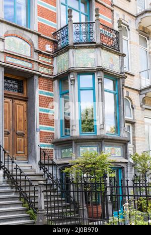 Bruxelles- Belgio - 07 03 2019- facciata tipica di lusso in Avenue Tervuren con graffiti e una finestra ad arco Foto Stock