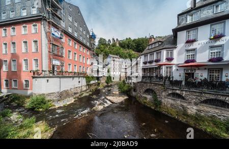 Monschau Old Town, North Rhine-Westphalia - Germania - 08 27 2019 Vista sulle vecchie case tradizionali in stile a graticcio con la casa rossa e il divieto Foto Stock