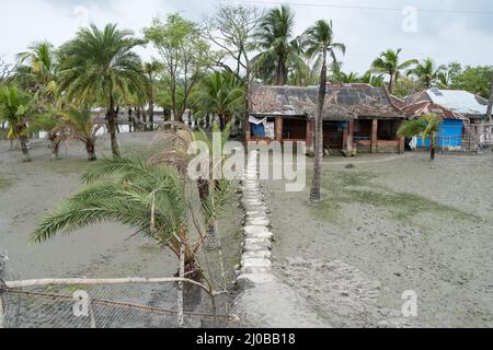 Il villaggio di Pratab Nagar è gravemente colpito dai cambiamenti climatici, tra cui l'aumento dei livelli delle acque, l'erosione e la salinizzazione. Provincia di Satkhira, Bangladesh. Foto Stock