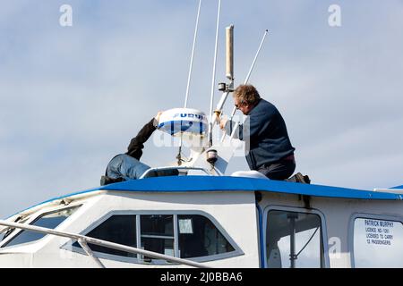 Installazione del radar marino Furuno su piccola barca turistica Foto Stock