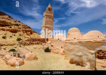 Chenini è un villaggio berbero in rovina nel distretto di Tataouine nella Tunisia meridionale. Situato su una collina vicino ad un moderno villaggio con lo stesso nome Foto Stock