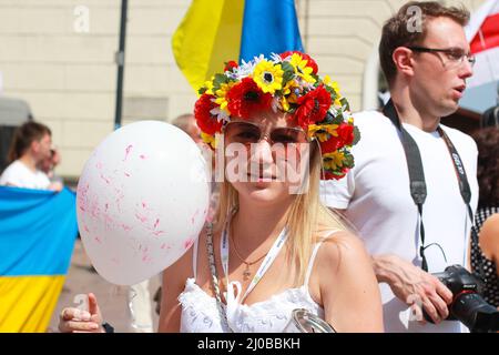 Varsavia, Polonia - 27th luglio 2014: Donna Ucraina in una corona di fiori. Foto di alta qualità Foto Stock