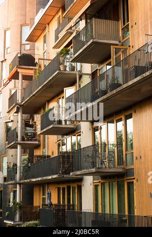 Hammerby, Stoccolma- Svezia - 07 24 2019, facciate e terrazze con balcone di appartamenti residenziali di alta classe Foto Stock