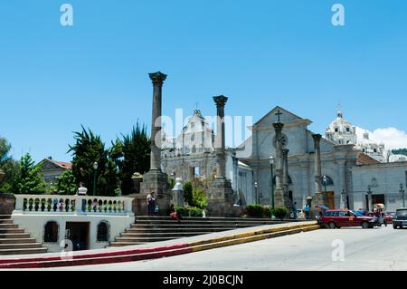 La grande e vasta chiesa sotto un cielo blu senza nuvole Foto Stock