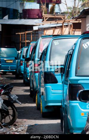 Un sacco di trasporto blu dei furgoni in coda su strada Foto Stock