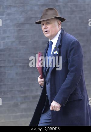 Sir Iain Duncan Smith MP (con: Chingford e Woodford Green) a Downing Street. Indossa un cappello, 17th marzo 2022 Foto Stock