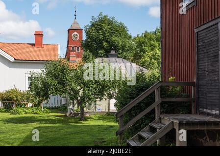 Oregrund, Uppland - Svezia - 30 07 2019 tipiche case in legno in rosso con ornamenti in stile tradizionale svedese campagna Foto Stock