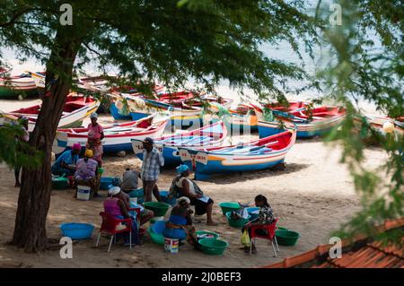 Popolo africano uomini womean e barca di pesce sulla spiaggia di sabbia di Capo Verde Foto Stock