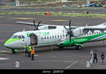 Aeropuerto de la Palma (SPC), 12 marzo 2022: Aereo (ATR 72-600) di Binter Canarias con registrazione EC-NGG imbarco sul grembiule dell'airpo Foto Stock