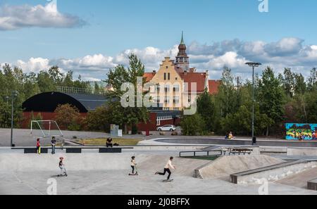 Falun, Dalarna - Svezia - 08 05 2019: I bambini giocano in un parco giochi in cemento Foto Stock