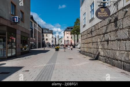 Falun, Dalarna - Svezia - 08 05 2019 facciata e segno del municipio di Radhus Kallaren nella città vecchia Foto Stock