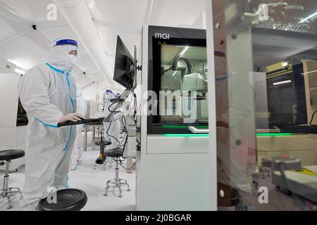 Yantai, Cina. 18th Mar 2022. La sera del 17 marzo 2022, lo staff ha installato e debugged attrezzature nel laboratorio ''Huoyan'' di Yantai, Shandong. Il 18 marzo 2022, dopo la costruzione notturna, il laboratorio di analisi degli acidi nucleici ''Huoyan'' con una capacità giornaliera di 60.000 provette singole è stato sostanzialmente completato nel Yantai Gymnasium, provincia di Shandong. Attualmente, il personale sta intensificando l'installazione e la messa in servizio di apparecchiature, che possono soddisfare fino a 600.000 esigenze di analisi degli acidi nucleici al giorno dopo la messa in funzione. Credit: ZUMA Press, Inc./Alamy Live News Foto Stock