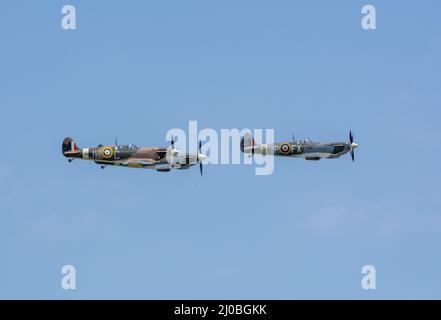 Headcorn, Kent UK - Luglio 1st 2018 un gruppo di formazione di tre spitfire WW2 aerei da combattimento volano in mostra aerea sopra il Kent. Foto Stock