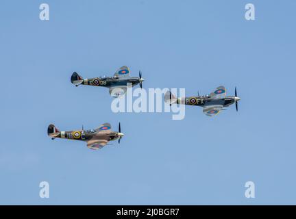 Headcorn, Kent UK - Luglio 1st 2018 un gruppo di formazione di tre spitfire WW2 aerei da combattimento volano in mostra aerea sopra il Kent. Foto Stock