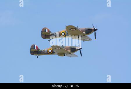 Headcorn, Kent UK - Luglio 1st 2018 Un formationgroup di tre spitfire WW2 aerei da combattimento che combattono e volano in mostra sopra Kent. Foto Stock