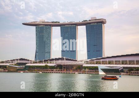 Panoramica della baia marina con Marina Bay Sands a Singapore Foto Stock