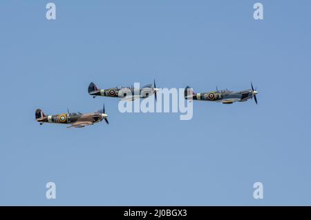 Headcorn, Kent UK - Luglio 1st 2018 un gruppo di formazione di tre spitfire WW2 aerei da combattimento volano in mostra aerea sopra il Kent. Foto Stock