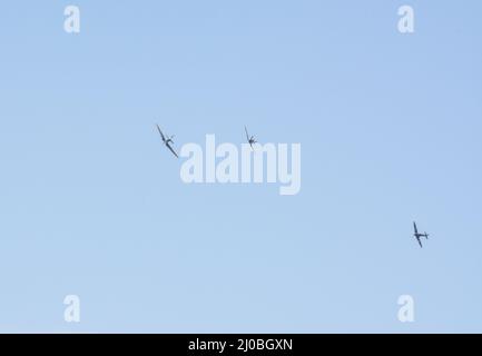 Headcorn, Kent UK - Luglio 1st 2018 Un formationgroup di tre spitfire WW2 aerei da combattimento che combattono e volano in mostra sopra Kent. Foto Stock