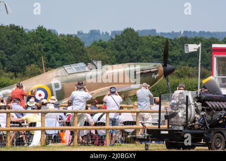 Headcorn, Kent UK - Luglio 1st 2018 l'aereo da caccia Hurricane WW2 vola in aereo sopra il Kent. Foto Stock