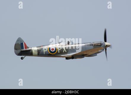 Headcorn, Kent UK - Luglio 1st 2018 Spitfire con Merlin Engine vola e si esibisce in airshow su Kent. Foto Stock