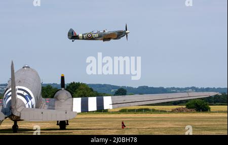 Headcorn, Kent UK - Luglio 1st 2018 Spitfire con Merlin Engine vola e si esibisce in airshow su Kent. Foto Stock