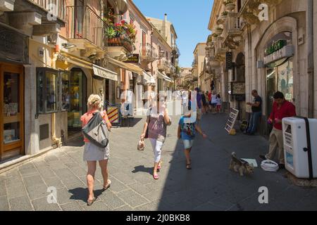 TAORMINA, ITALIA - 2 LUGLIO 2015: Turisti che camminano vicino alla Torre dell'Orologio di Taormina, Sicilia Foto Stock