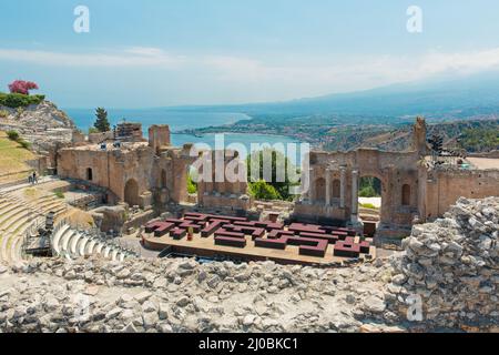 Vista dei frammenti di resti di un antico teatro greco sull isola di Sicilia italiano Foto Stock