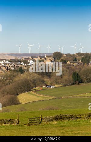 Queensbury, West Yorkshire, Regno Unito. 17th marzo 2022. Meteo Regno Unito. Un gelo notturno ha lasciato il posto ad un bel cielo blu a Queensbury, West Yorkshire, Regno Unito. La fattoria del vento a Thornton Moor si trova sullo skyline sopra il villaggio di Queensbury Credit: Windmill Images/Alamy Live News Foto Stock