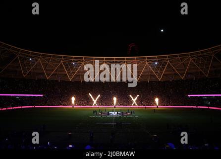 Londra, Regno Unito. 17th Mar 2022. Una visione generale della mostra di fuochi d'artificio prima del calcio d'inizio durante la partita di calcio West Ham United contro Sevilla, UEFA Europa League, Round of 16, LEG 2 of 2, London Stadium, Londra, UK. 17th marzo 2022. Credit: Michael Zemanek/Alamy Live News Foto Stock