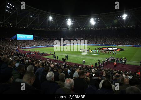 Londra, Regno Unito. 17th Mar 2022. Una visione generale della mostra di fuochi d'artificio prima del calcio d'inizio con una parola DI PACE sul grande schermo durante la partita di calcio West Ham United contro Sevilla, UEFA Europa League, Round of 16, LEG 2 of 2, London Stadium, Londra, UK. 17th marzo 2022. Credit: Michael Zemanek/Alamy Live News Foto Stock