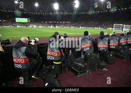 Londra, Regno Unito. 17th Mar 2022. I fotografi hanno visto lavorare dalle loro posizioni designate durante la partita di football del West Ham United contro Sevilla, UEFA Europa League, Round of 16, LEG 2 of 2, London Stadium, Londra, UK. 17th marzo 2022. Credit: Michael Zemanek/Alamy Live News Foto Stock