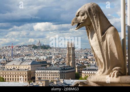 Gargoyle sulla Cattedrale di Notre Dame e la città di Parigi vicino, Francia Foto Stock
