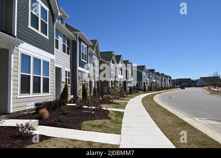 Le nuove case del tratto si estendono fuori nella distanza in una Comunità pianificata fuori di Raleigh, Carolina del Nord Foto Stock